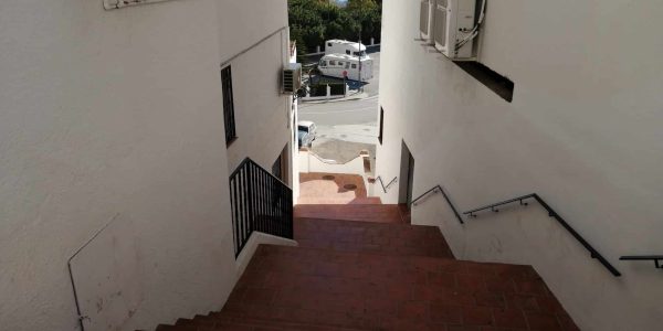 Escalier étroit entre maisons blanches vue mer