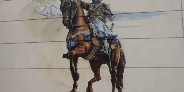 Fresque d’un cavalier historique sur un mur
